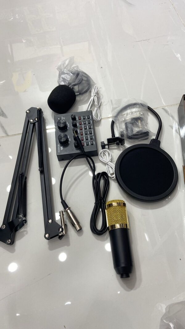 • طقم احترافي متكامل للبودكاست (ميكروفون , كارت صوت خارجي, كابلات التوصيل, حامل للمايكروفون) - الصورة 2